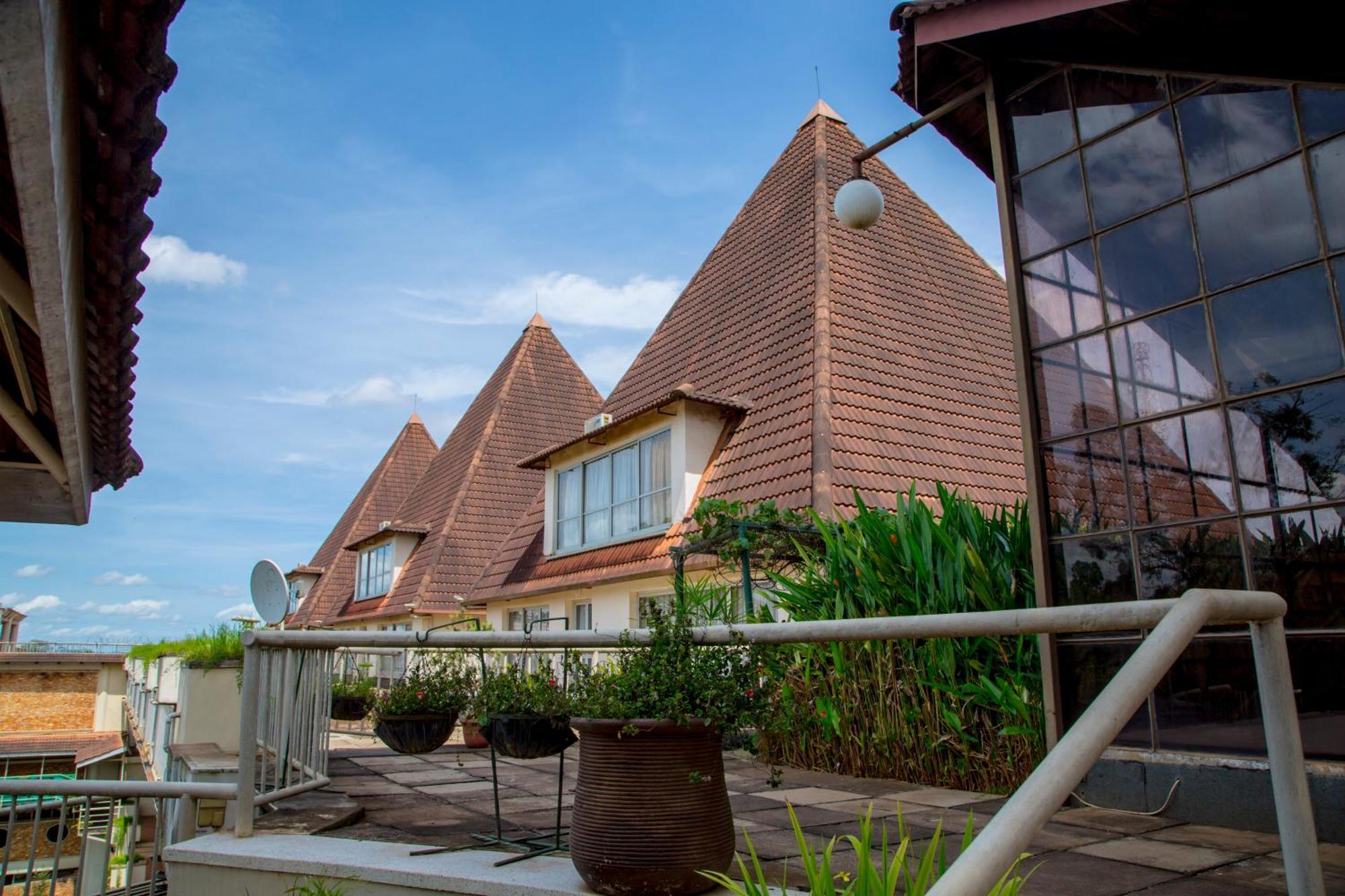 Golf Course Hotel Kampala Exterior photo